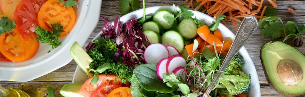 Recipiente de salada com diversos alimentos saudáveis