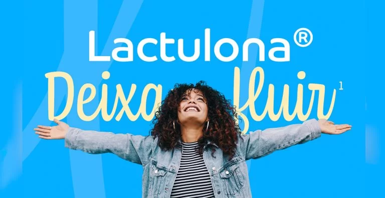 Mulher sorrindo de braços abertos com o fundo azul e lactulona deixa fluir em branco