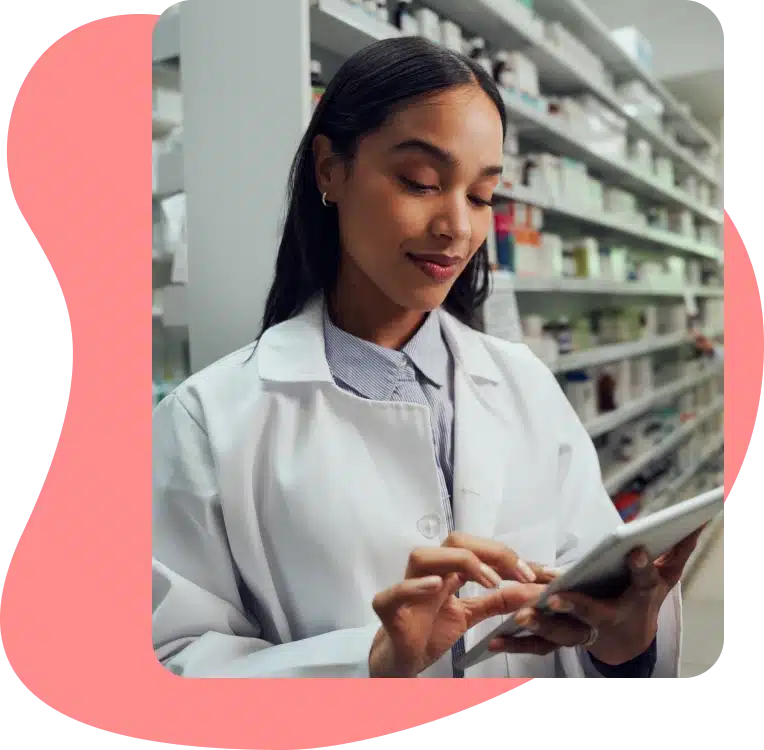 Farmacêutica lendo alguma informação importante em um tablet